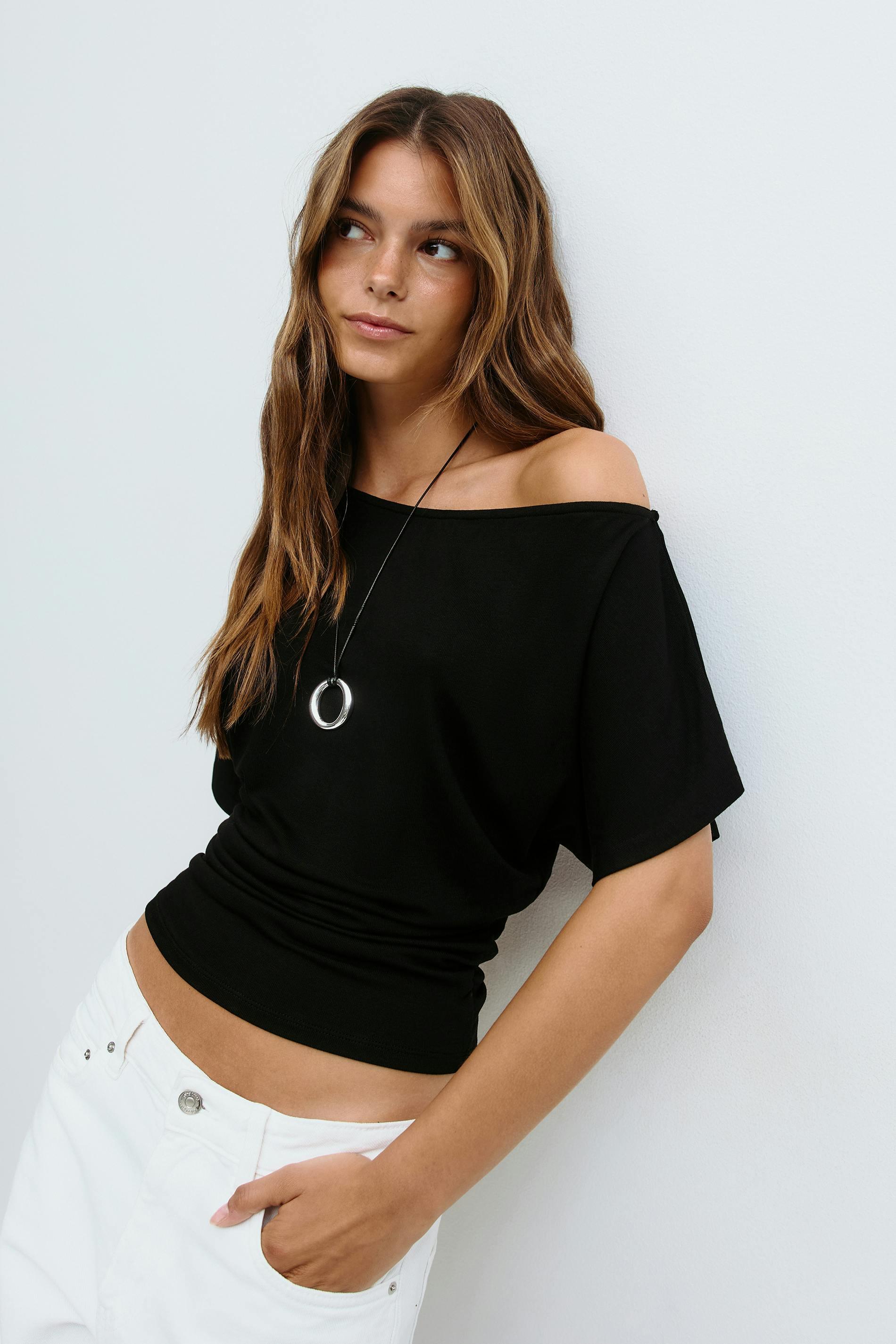 Gina Tricot - Sloped shoulder top - t-shirts - Svart - M - Dam